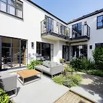 Veeve - Courtyard Oasis