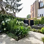 Veeve - Courtyard Oasis