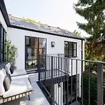 Veeve - Courtyard Oasis