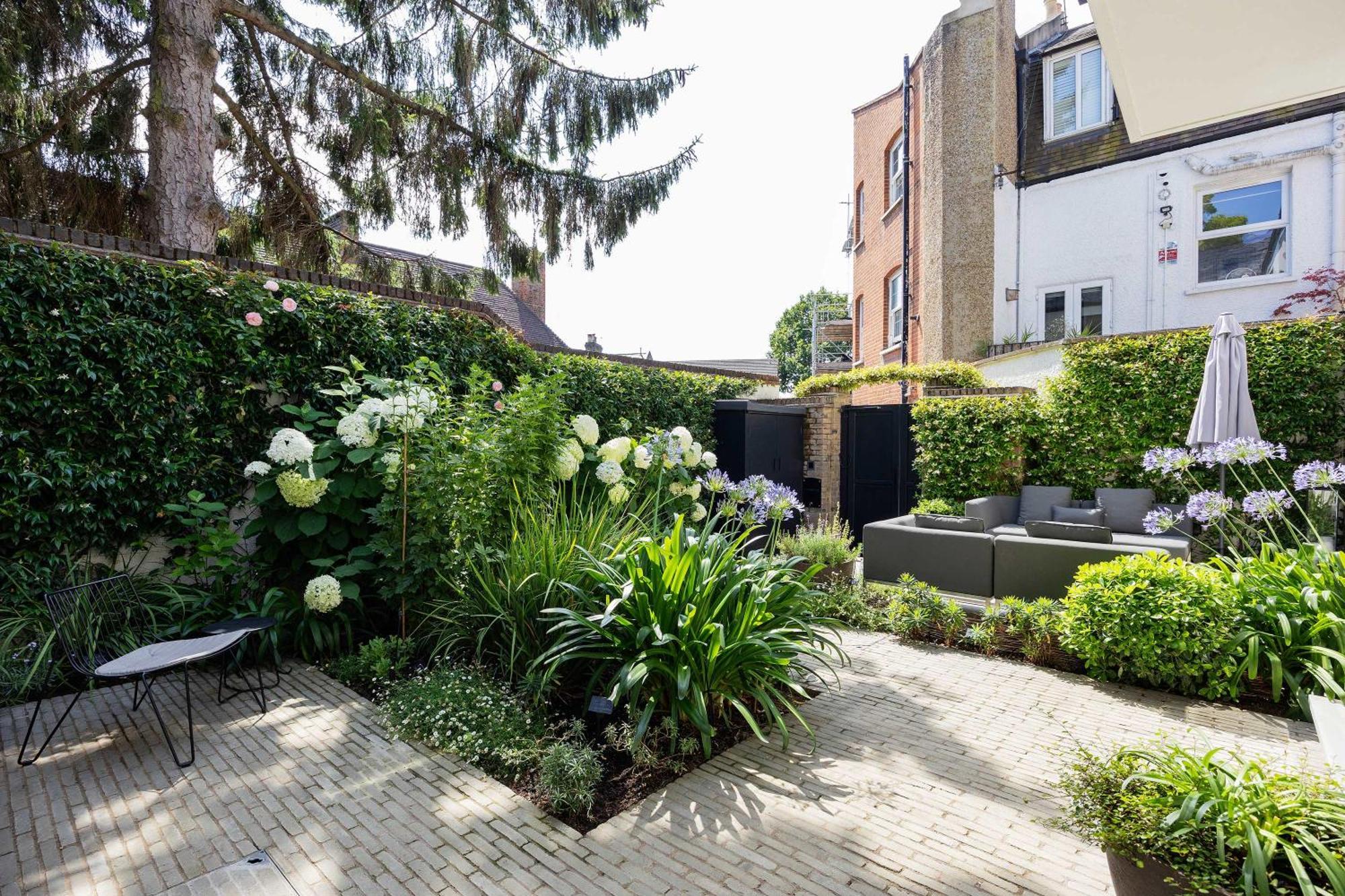Veeve - Courtyard Oasis